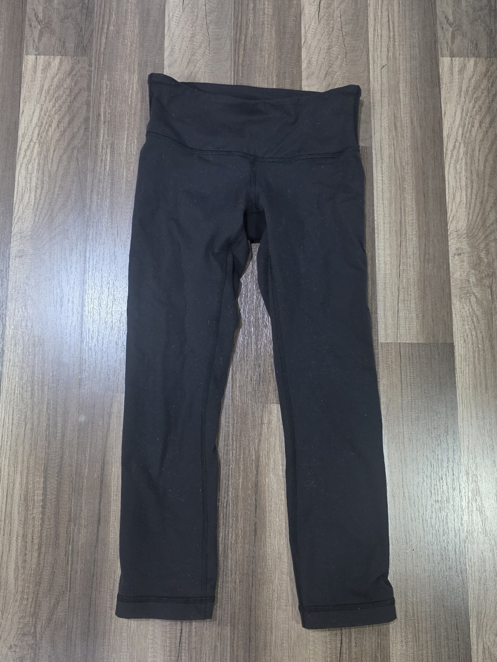 Lululemon Classic Wunder Under Black High-Rise 21" Crop Training Leggings. 2